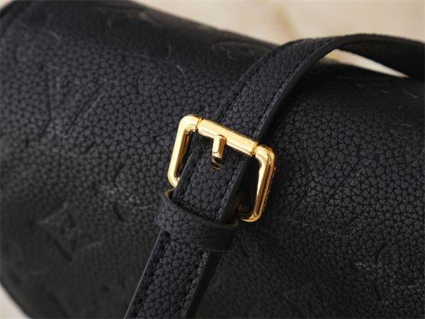 型押しモノグラムが映える LOUIS VUITTON ルイヴィトン コピー ミニショルダー コンパクトボディ メタルクラスプ