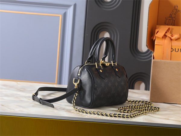 チェーン使いが際立つ LOUIS VUITTON ルイヴィトン コピー 2WAYバッグ ミニボストン ファスナートップ 都会派仕様