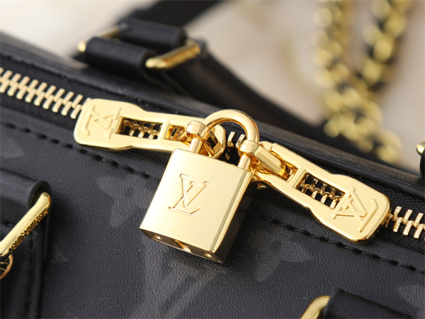 チェーン使いが際立つ LOUIS VUITTON ルイヴィトン コピー 2WAYバッグ ミニボストン ファスナートップ 都会派仕様