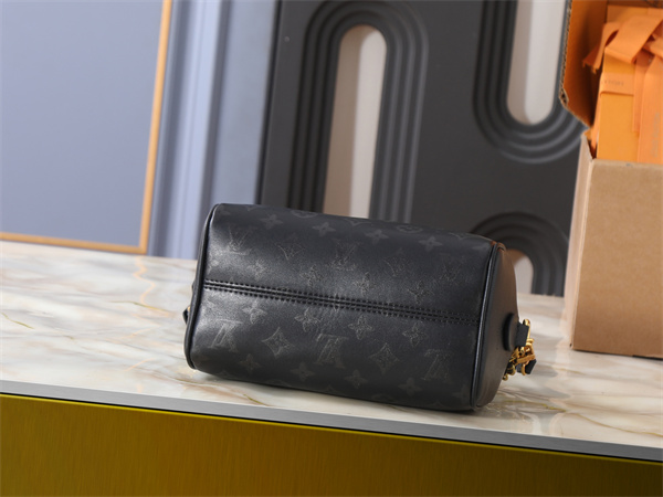 チェーン使いが際立つ LOUIS VUITTON ルイヴィトン コピー 2WAYバッグ ミニボストン ファスナートップ 都会派仕様