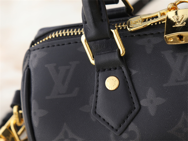 チェーン使いが際立つ LOUIS VUITTON ルイヴィトン コピー 2WAYバッグ ミニボストン ファスナートップ 都会派仕様