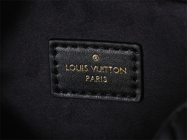 チェーン使いが際立つ LOUIS VUITTON ルイヴィトン コピー 2WAYバッグ ミニボストン ファスナートップ 都会派仕様