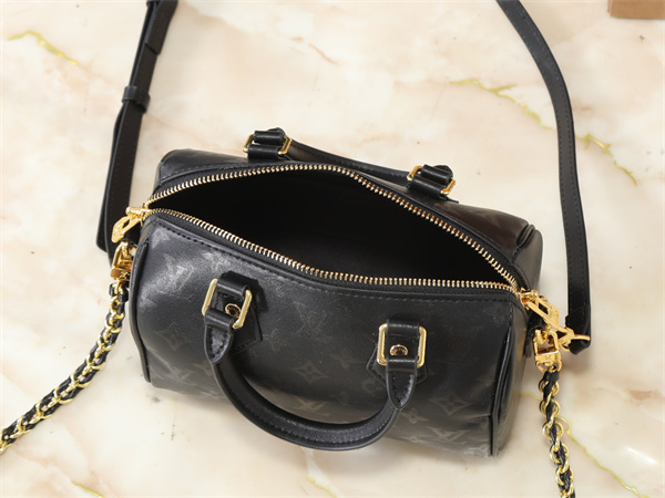 チェーン使いが際立つ LOUIS VUITTON ルイヴィトン コピー 2WAYバッグ ミニボストン ファスナートップ 都会派仕様