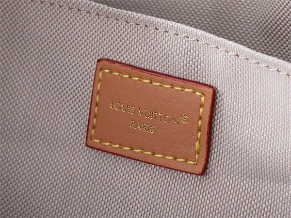 デニム素材が映える LOUIS VUITTON ルイヴィトン コピー ハンドバッグ フロントポケット レザーハンドル 旅映えフォルム