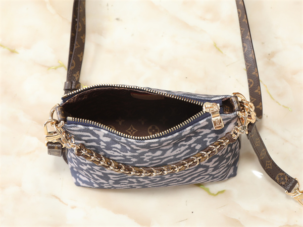 グラフィカルな存在感 LOUIS VUITTON ルイヴィトン コピー ショルダーバッグ ソフトフォルム モノグラムストラップ