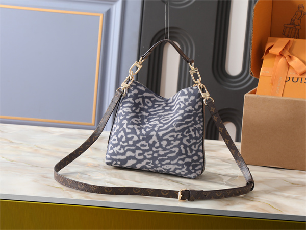 グラフィカルな存在感 LOUIS VUITTON ルイヴィトン コピー ショルダーバッグ ソフトフォルム モノグラムストラップ