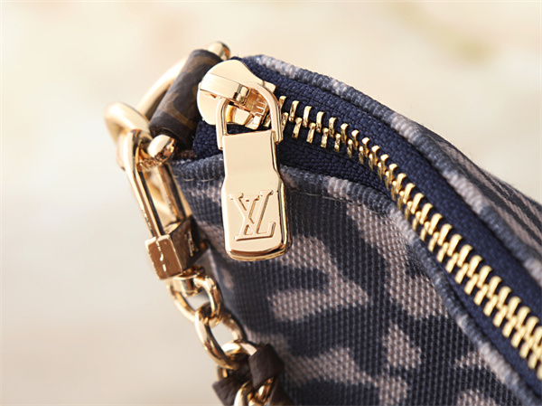 グラフィカルな存在感 LOUIS VUITTON ルイヴィトン コピー ショルダーバッグ ソフトフォルム モノグラムストラップ