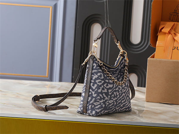 グラフィカルな存在感 LOUIS VUITTON ルイヴィトン コピー ショルダーバッグ ソフトフォルム モノグラムストラップ