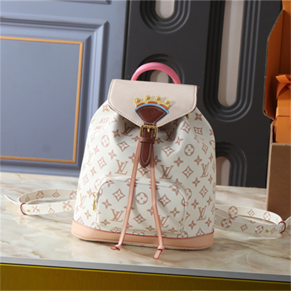 装飾フラップが映える LOUIS VUITTON ルイヴィトン コピー リュックサック フロントポケット ドローストリング仕様