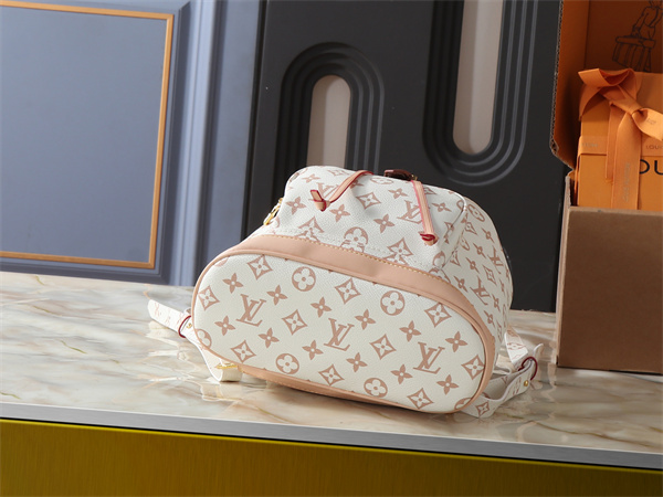 装飾フラップが映える LOUIS VUITTON ルイヴィトン コピー リュックサック フロントポケット ドローストリング仕様