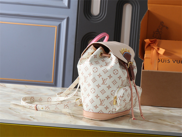 装飾フラップが映える LOUIS VUITTON ルイヴィトン コピー リュックサック フロントポケット ドローストリング仕様