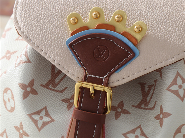 装飾フラップが映える LOUIS VUITTON ルイヴィトン コピー リュックサック フロントポケット ドローストリング仕様