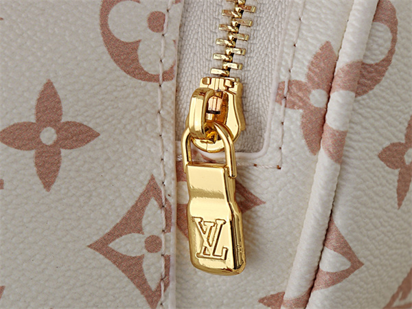 装飾フラップが映える LOUIS VUITTON ルイヴィトン コピー リュックサック フロントポケット ドローストリング仕様