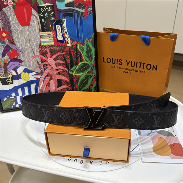 シックな金具使い LOUIS VUITTON ルイヴィトン コピー モノグラムベルト 立体LVシグネチャー 都会派仕様