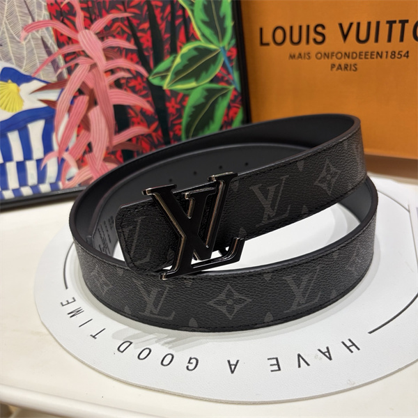 シックな金具使い LOUIS VUITTON ルイヴィトン コピー モノグラムベルト 立体LVシグネチャー 都会派仕様