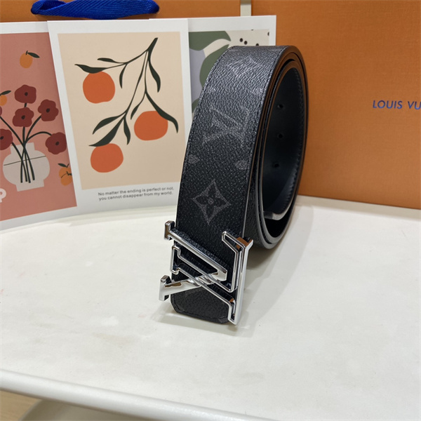 金属の輝き際立つ LOUIS VUITTON ルイヴィトン コピー ワイドベルト モノグラム総柄 立体ロゴ金具