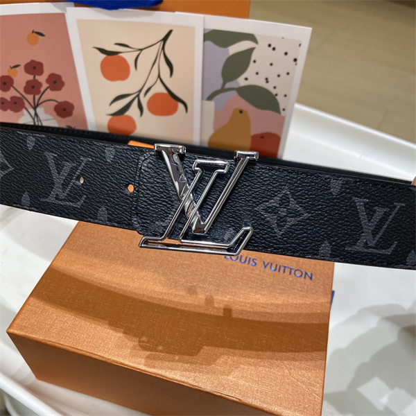 金属の輝き際立つ LOUIS VUITTON ルイヴィトン コピー ワイドベルト モノグラム総柄 立体ロゴ金具