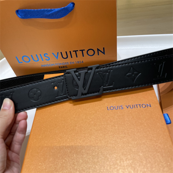 LOUIS VUITTON ルイヴィトン コピー メンズ ベルト エンボスモノグラム 同色LVバックル 立体ロゴ仕様