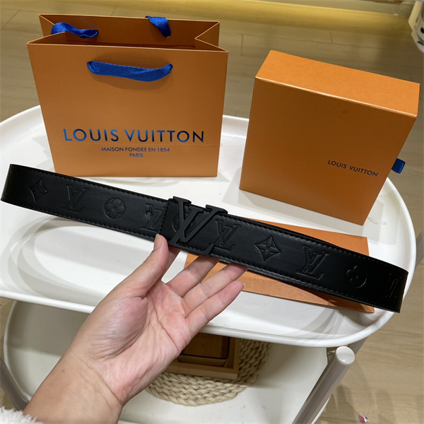 LOUIS VUITTON ルイヴィトン コピー メンズ ベルト エンボスモノグラム 同色LVバックル 立体ロゴ仕様