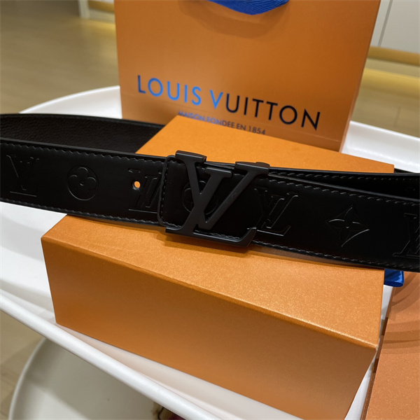 LOUIS VUITTON ルイヴィトン コピー メンズ ベルト エンボスモノグラム 同色LVバックル 立体ロゴ仕様