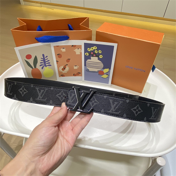バックル存在感 LOUIS VUITTON ルイヴィトン コピー ワイドベルト モノグラム総柄 シャープな金具使い