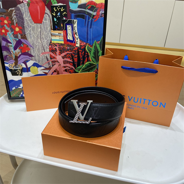 金具ディテール際立つ LOUIS VUITTON ルイヴィトン コピー ワイドベルト ピラミッド装飾 LVシグネチャー