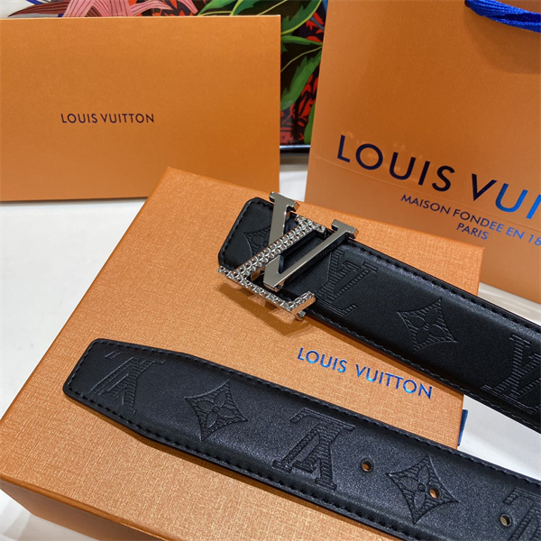 金具ディテール際立つ LOUIS VUITTON ルイヴィトン コピー ワイドベルト ピラミッド装飾 LVシグネチャー