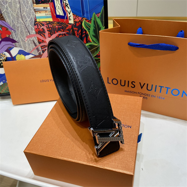 金具ディテール際立つ LOUIS VUITTON ルイヴィトン コピー ワイドベルト ピラミッド装飾 LVシグネチャー