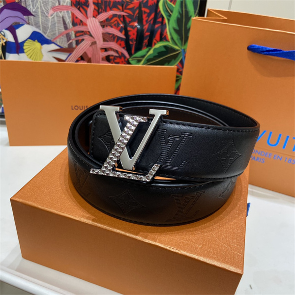 金具ディテール際立つ LOUIS VUITTON ルイヴィトン コピー ワイドベルト ピラミッド装飾 LVシグネチャー