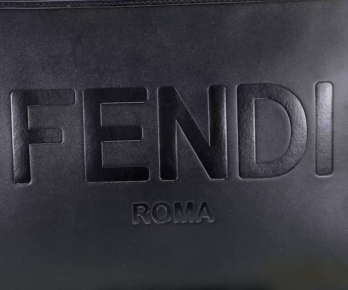 FENDI コピー 都会的レタリングバッグ ROMAロゴ ワイドショルダー 手提げ兼用 収納力重視 トート