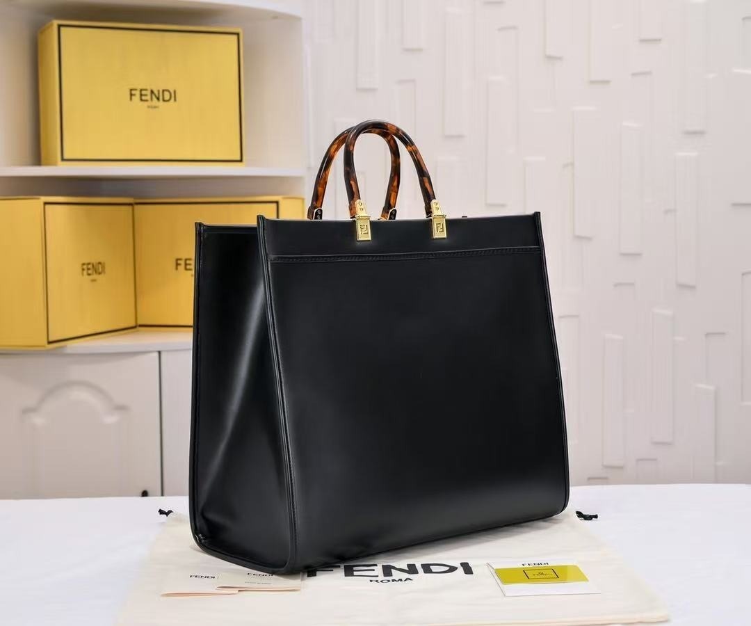 FENDI コピー 都会的レタリングバッグ ROMAロゴ ワイドショルダー 手提げ兼用 収納力重視 トート
