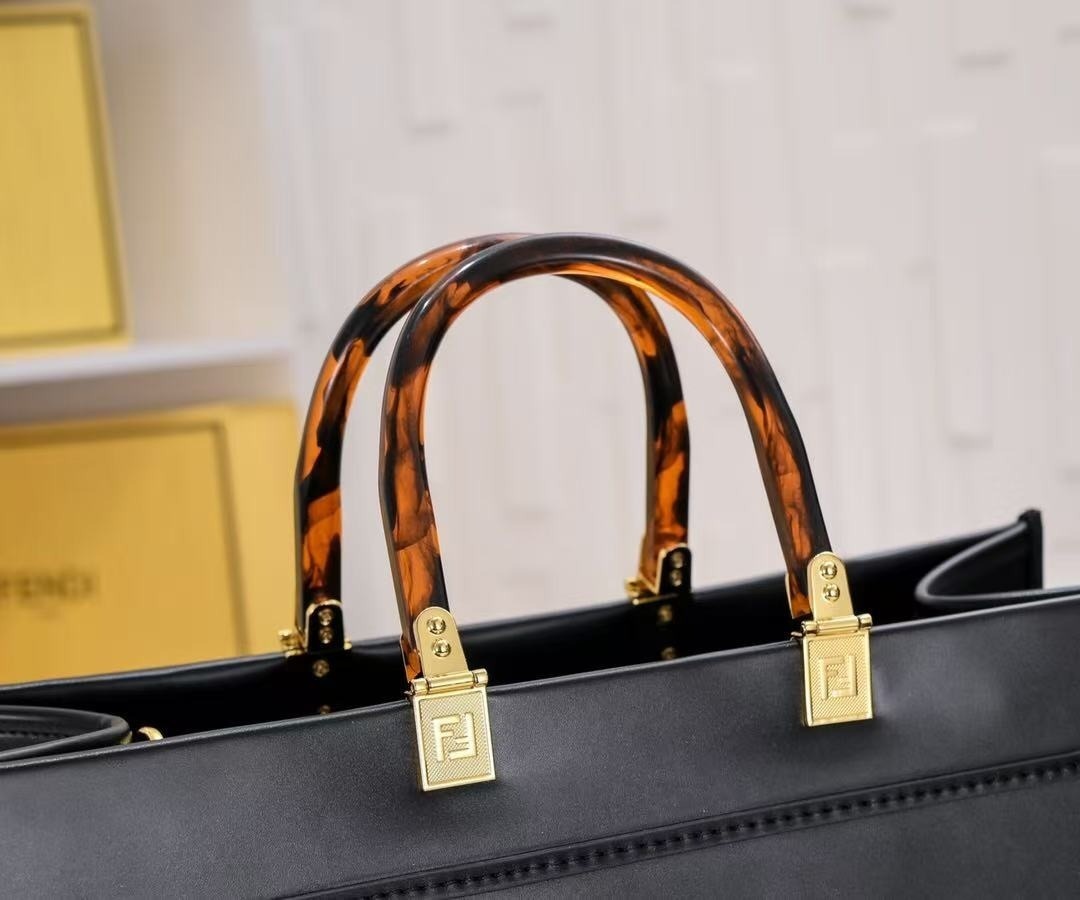 FENDI コピー 都会的レタリングバッグ ROMAロゴ ワイドショルダー 手提げ兼用 収納力重視 トート