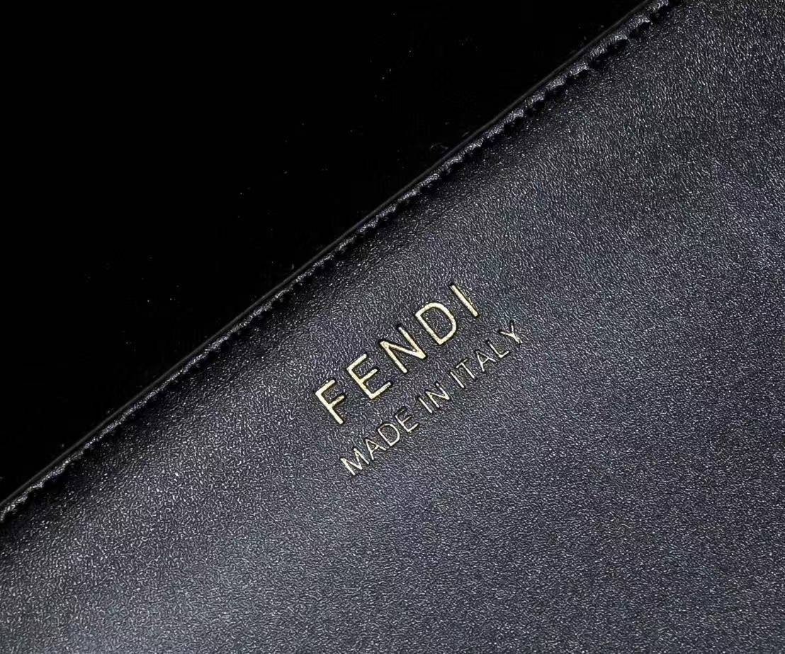 FENDI コピー 都会的レタリングバッグ ROMAロゴ ワイドショルダー 手提げ兼用 収納力重視 トート
