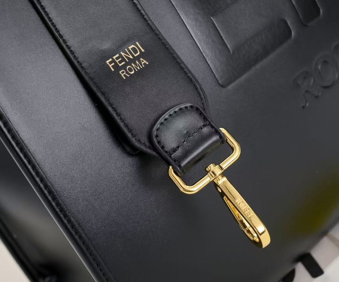 FENDI コピー 都会的レタリングバッグ ROMAロゴ ワイドショルダー 手提げ兼用 収納力重視 トート