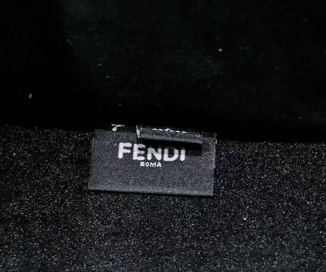 FENDI コピー 都会的レタリングバッグ ROMAロゴ ワイドショルダー 手提げ兼用 収納力重視 トート