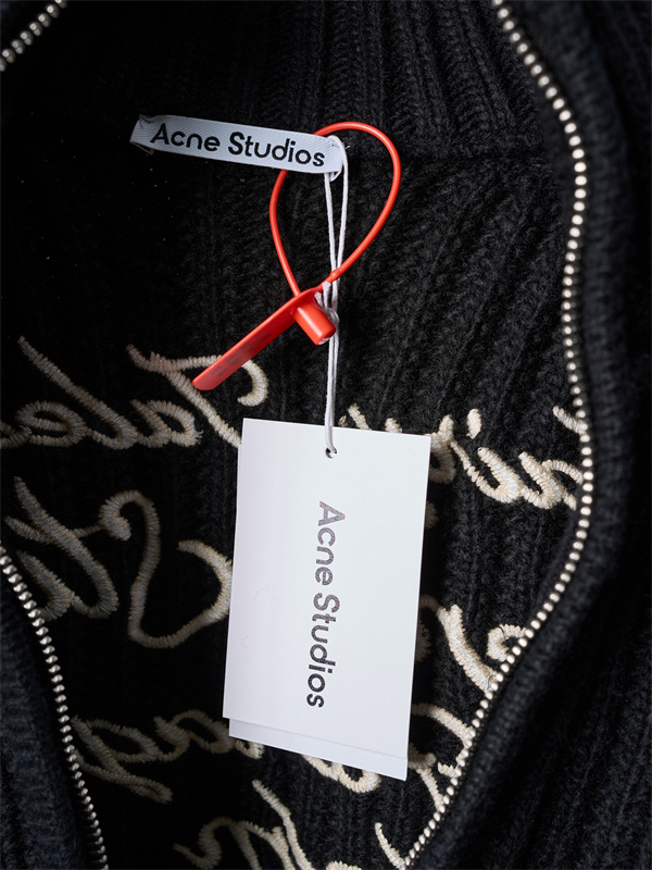 バックレタリングが映える Acne Studios アクネ ストゥディオズ コピー フルジップカーディガン STOCKHOLM 1996 男女兼用