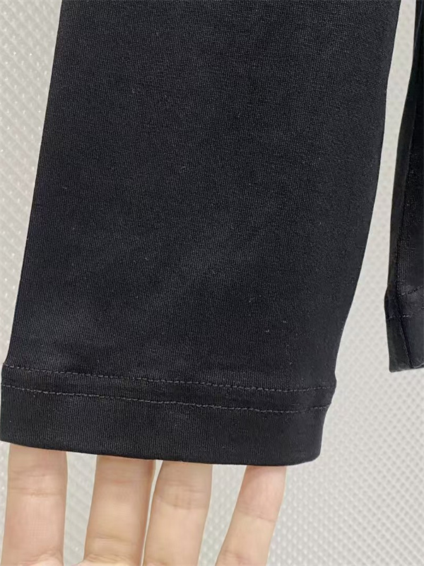 蛇モチーフが際立つ AMIRI アミリ コピー ロングスリーブTシャツ ロゴオーバーレイ ダークアート