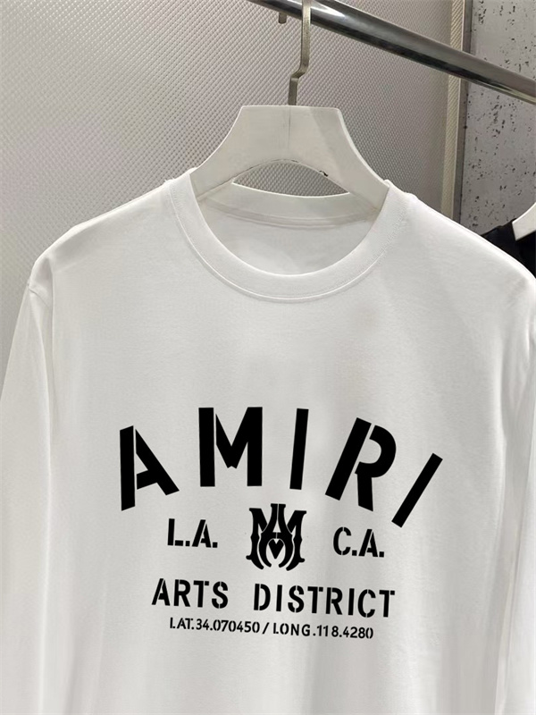 L.A.ムード漂う AMIRI アミリ コピー ロングスリーブTシャツ エンブレムロゴ タイポグラフィデザイン