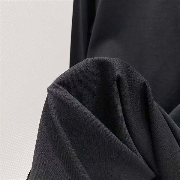 ミニエンブレム AMIRI アミリ コピー ロングスリーブTシャツ シンプル仕立て 都会派ベーシック