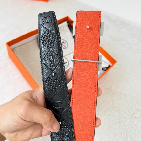 HERMÈS コピー 指名買い候補 メンズHバックルベルト 一層牛革 リバーシブル仕様 メタル金具 都会的スタイル