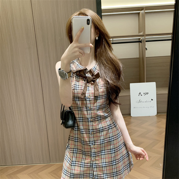 クラシカルチェックが映える BURBERRY バーバリー コピー ノースリーブドレス ボウタイ襟 フロントボタン