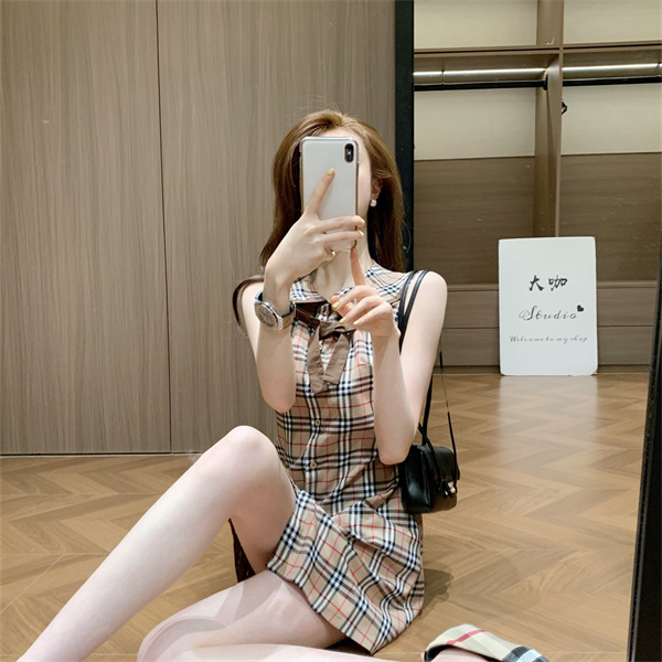 クラシカルチェックが映える BURBERRY バーバリー コピー ノースリーブドレス ボウタイ襟 フロントボタン