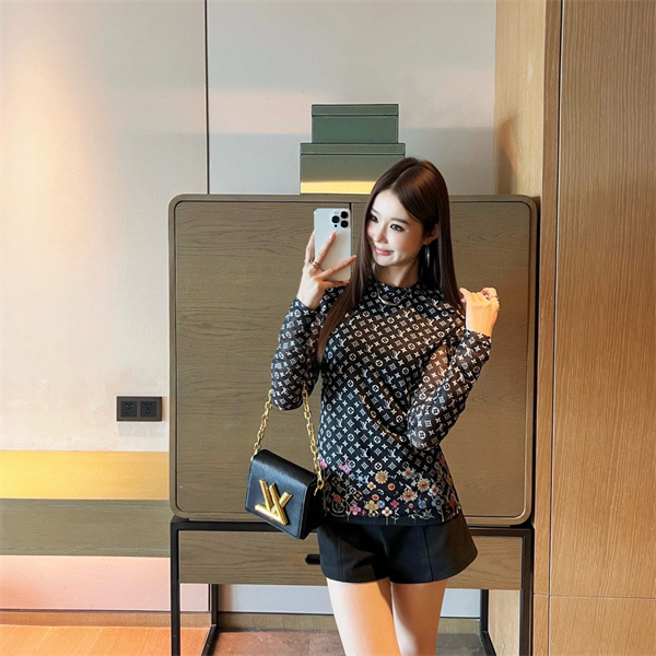 透け感が映える LOUIS VUITTON ルイヴィトン コピー 長袖トップス オールオーバーモノグラム フローラルアクセント