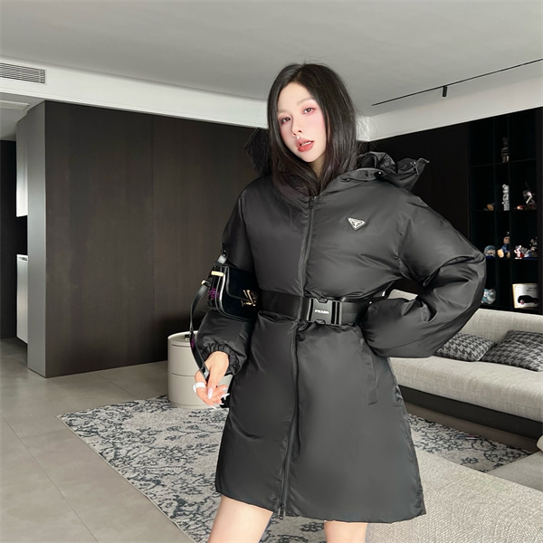ウエストベルトが映える PRADA プラダ コピー レディース 中綿ロングジャケット フード付き ボリュームフォルム