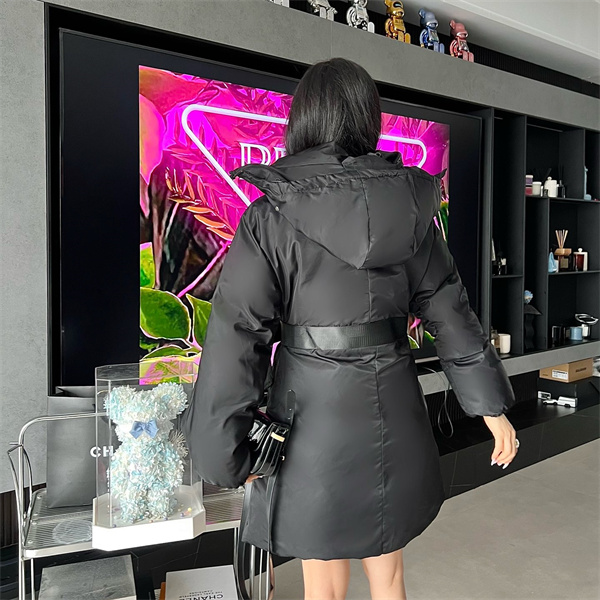 ウエストベルトが映える PRADA プラダ コピー レディース 中綿ロングジャケット フード付き ボリュームフォルム