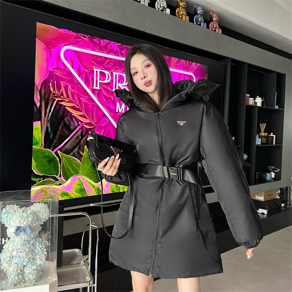 ウエストベルトが映える PRADA プラダ コピー レディース 中綿ロングジャケット フード付き ボリュームフォルム