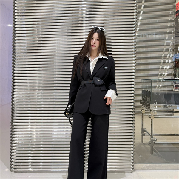 ウエストポーチが映える PRADA コピー ベルテッドブレザー ワイドパンツ モードセットアップ