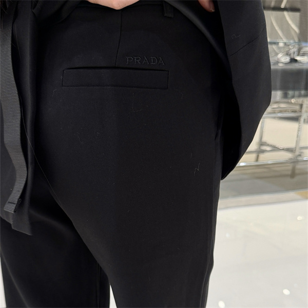 ウエストポーチが映える PRADA コピー ベルテッドブレザー ワイドパンツ モードセットアップ