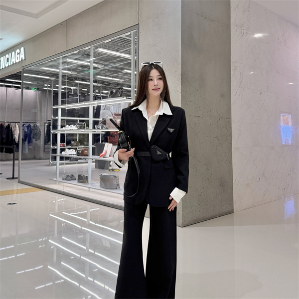 ウエストポーチが映える PRADA コピー ベルテッドブレザー ワイドパンツ モードセットアップ