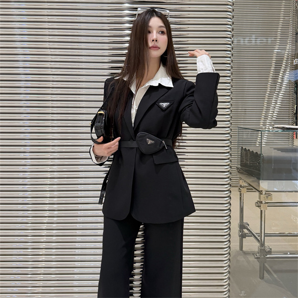 ウエストポーチが映える PRADA コピー ベルテッドブレザー ワイドパンツ モードセットアップ
